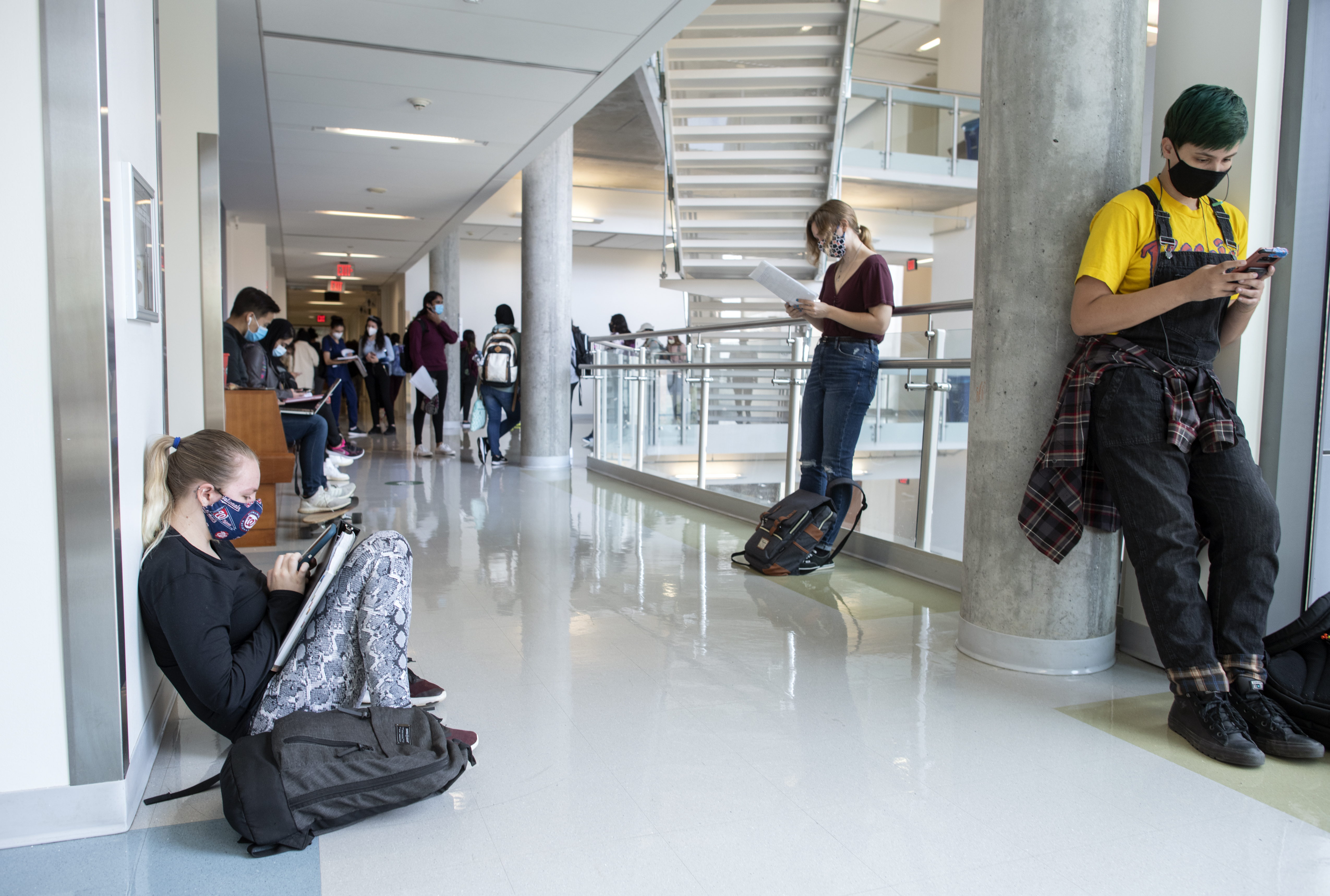 Students wait in the Exploratory Hall hallways before entering the lab. Photo by Evan Cantwell/Creative Services/George Mason University